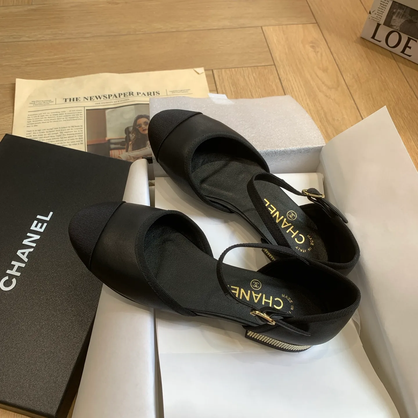 👟👟Ex-factory price 520👟👟 🍀Chanel Xiaoxiang 25ss early spring new model, diamond pattern, thick heel Mary Jane shoes, retro French elegance, full of high-end sense, diamond hollow Mary Jane sandals, a very popular pair of sandals recently! The exposed-leg design directly lengthens your legs! Very white fairy style. A complete interpretation of French romance! Soft and delicate, the foot feels 100% comfortable, beautiful and ultra-feminine at the same time, ▪Fabric: Made of original imported cowhide ▪Inner foot pad: sheepskin ▪Sole: Original customized Italian leather outsole ▪Size: 35-39 (40 41 custom-made, non-refundable) 👉
